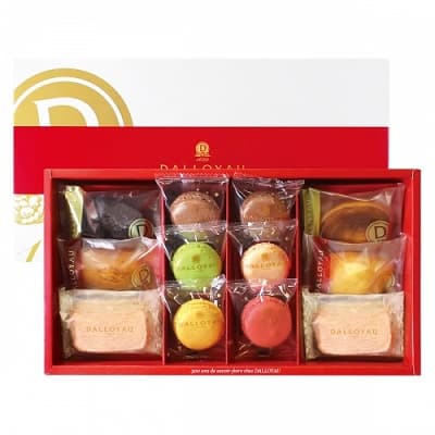 箱に入った、マカロンとドゥミセック詰め合わせ(中)