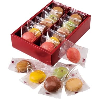 箱に入ったカラフルなマカロン12個