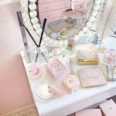 ミラーの前に並んでいる可愛いコーディネートアイテム