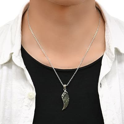 ブラックシェルウイングネックレスを首に掛けたイメージ