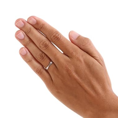 ラウンドクロッシングシルバーペアリング、メンズを左手の薬指に嵌めたイメージ