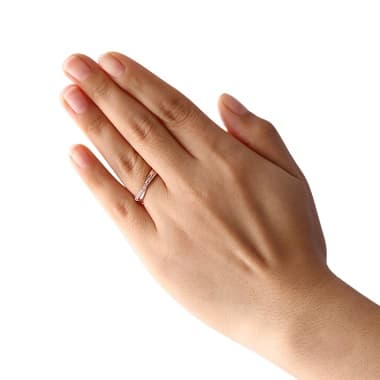 ラウンドクロッシングシルバーペアリング、レディースを左手の薬指に嵌めたイメージ