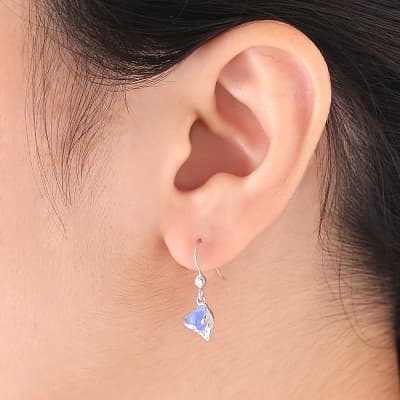 シルバーピアスを耳に付けたイメージ