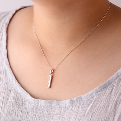 可愛いネックレスを胸元に飾ったイメージ