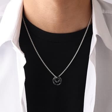 ツイストリング&ハート シルバーペアネックレス メンズのブラックを掛けたイメージ