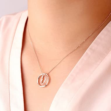 ツイストリング&ハート シルバーペアネックレス レディースのピンクゴールドを掛けたイメージ