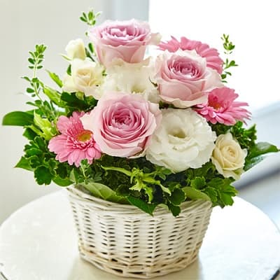 かごに入った ピンク＆ホワイトの可愛いフラワーアレンジ