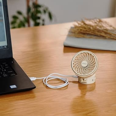 パソコンに繋がれたハンズフリー 5wayミニファン オフホワイト