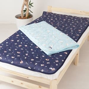 ベッドに敷かれた fukufukunyanko 接触冷感敷きパッド