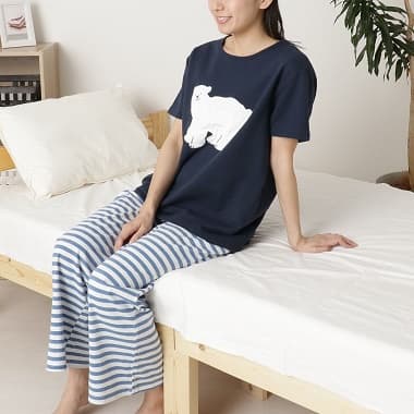 紺色のシロクマアップリケパジャマ