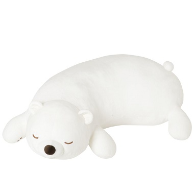 目をつぶった白いシロクマの抱き枕