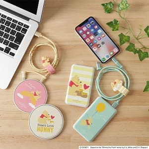 スマホを充電中のプーさん / モバイルバッテリー(5000mAh)