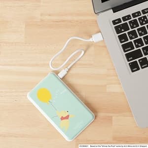 PCに繋いで充電中のプーさん / モバイルバッテリー（5000mAh）