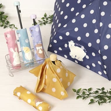 広げたシロクマ柄の傘と折りたたんだ他種のアニマルドット傘