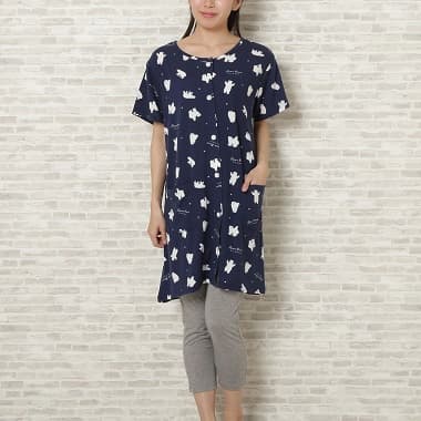 アニマルチュニック&レギンスパジャマ ネイビーを着た女性