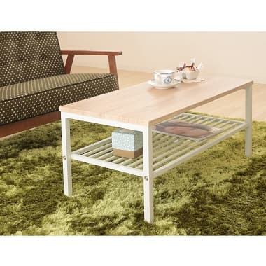 緑の絨毯にセットされたナチュラル×ホワイトカラーのセンターテーブル