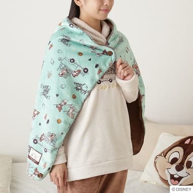 ブランケットをケープとして使う女性