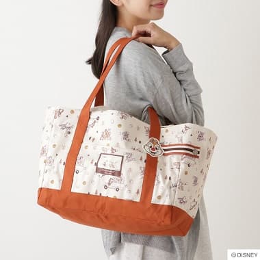 チップ&デール 保冷保温お買いものバッグを肩に掛ける女性