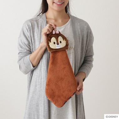 チップ&デール マスコットタオルを持つ女性