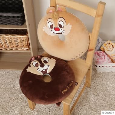 木の椅子に置かれた2つのチップ＆デール 円座クッション