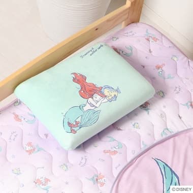 ベッドに置かれた リトル・マーメイド 接触冷感もちもちピロー