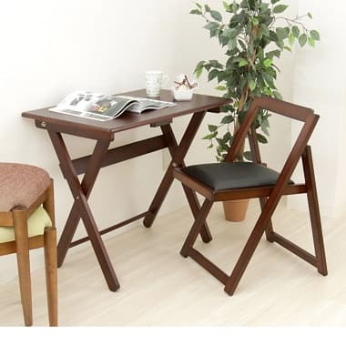 白い壁際に設置したデスク＆チェア デスクの上に雑誌とコーヒーカップ