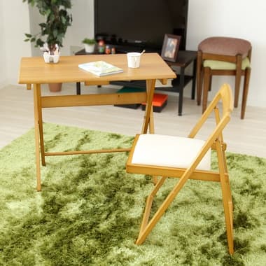 緑の絨毯の上に設置したデスク&チェア ナチュラルタイプ