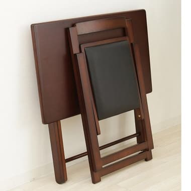 畳んで壁際に立てかけたデスク&チェア