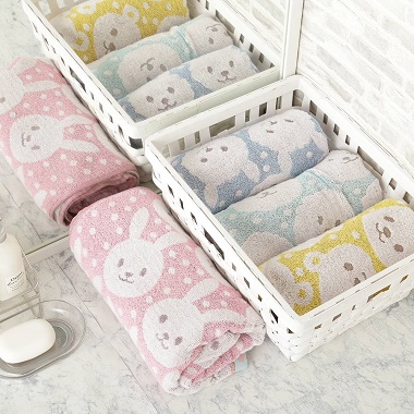 カゴに丸めて収納された フラッフィーアニマル無撚糸バスタオル