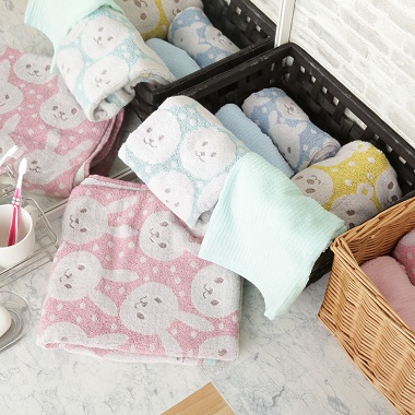 黒いかごに沢山入れた フラッフィーアニマル無撚糸バスタオル