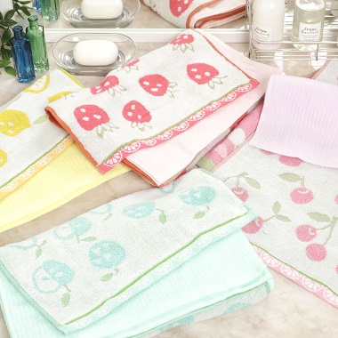 鏡の前に数種類並べた フルーツ無撚糸フェイスタオル