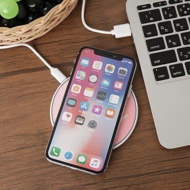 FukuFukuNyanko 薄型 ワイヤレス充電器でスマホを充電中