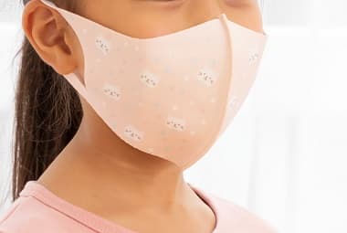 FukuFukuNyanko 抗菌キッズマスク ピンクを付けた女の子