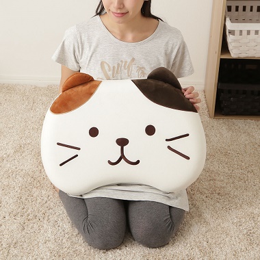 正座でFukuFukuNyanko ビーンズまくらを抱える女性