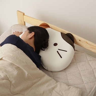 FukuFukuNyanko ビーンズまくらを使って眠る女の子