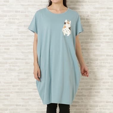 FukuFukuNyanko ポケット付きコクーンTシャツブルーを着た女性