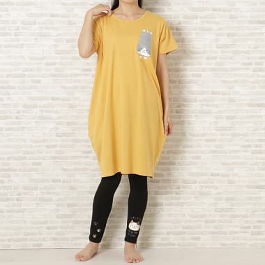 FukuFukuNyanko ポケット付きコクーンTシャツ イエローを着た女性