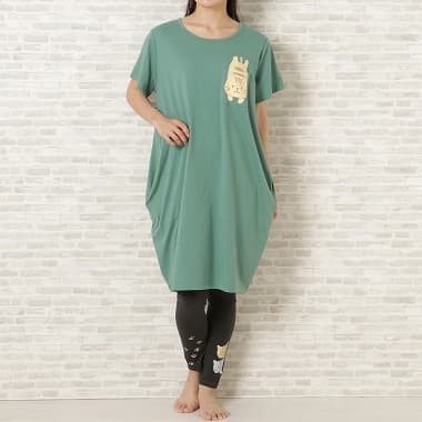 FukuFukuNyanko ポケット付きコクーンTシャツ グリーンを着た女性