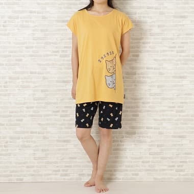 黄色のTシャツとコーディネートしたFukuFukuNyanko 涼感5分パンツ ネイビー