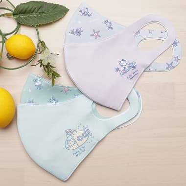 テーブルの上の2種類のFukuFukuNyanko クール抗菌マスク