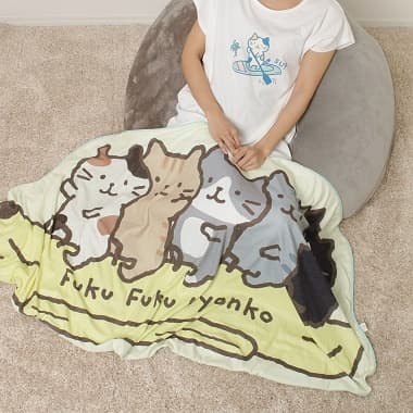 足元に接触冷感ダイカットケットを掛けてひんやり。