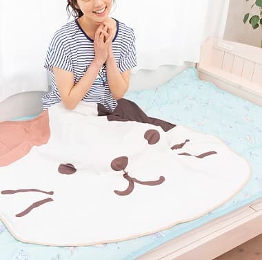 ベッドの上でFukuFukuNyanko 接触冷感フェイスダイカットケットを膝にかける