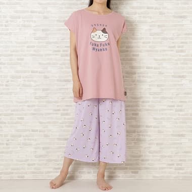 FukuFukuNyanko 涼感7分パンツ ピンクを履いた女性