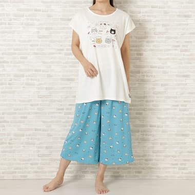 FukuFukuNyanko 涼感7分パンツ ブルーを履いた女性