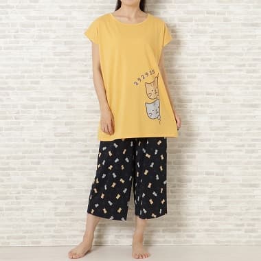 FukuFukuNyanko 涼感7分パンツ ネイビーを履いた女性