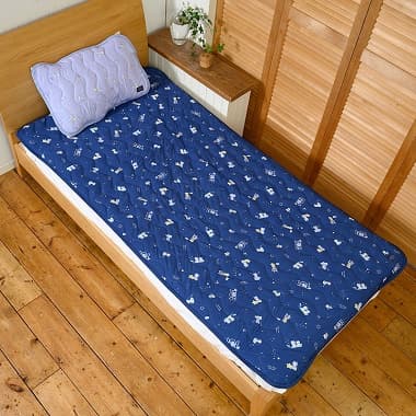 ベッドに敷かれたFukuFukuNyanko 冷えとろ接触冷感敷きパッド