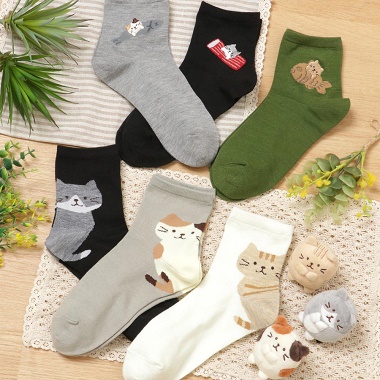 床に並べた色とりどりのFukuFukuNyanko クルーソックス