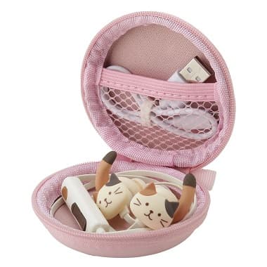 ピンクの丸いケースに入ったFukuFukuNyanko ダイカットワイヤレスイヤホン ミケカラーのイヤホン