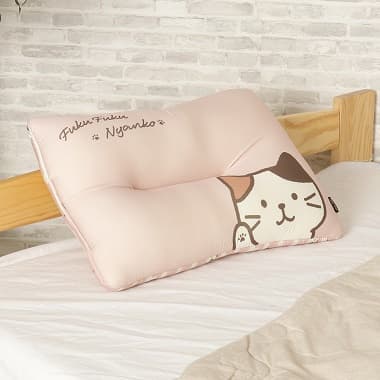 ベッドに置かれたピンク色のFukuFukuNyanko ふわとろまくら