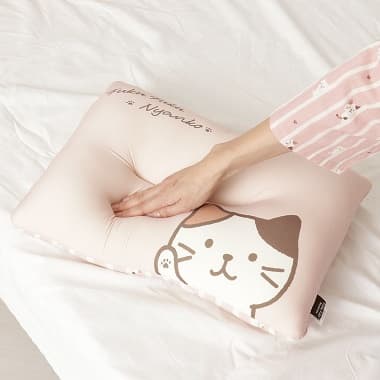 FukuFukuNyanko ふわとろまくらを手でムニュッと押している